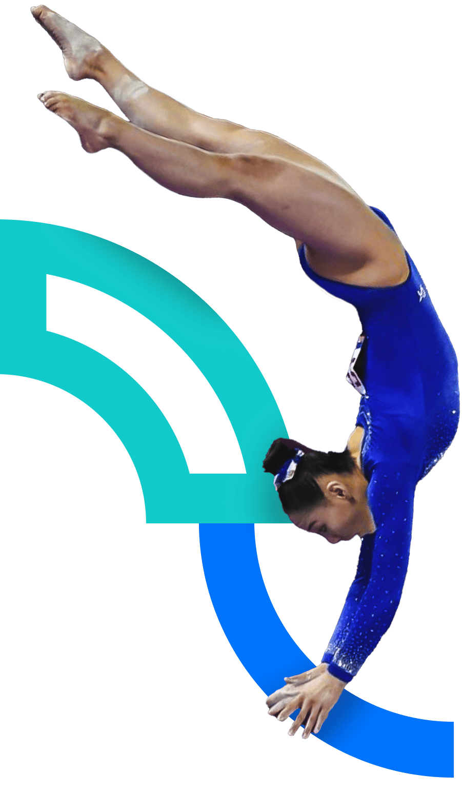 En la foto, se ve el cuerpo completo de una gimnasta que realiza un salto. Viste un uniforme azul. Sus piernas están estiradas y sus manos en posición de sujetar un aparato de la disciplina. 