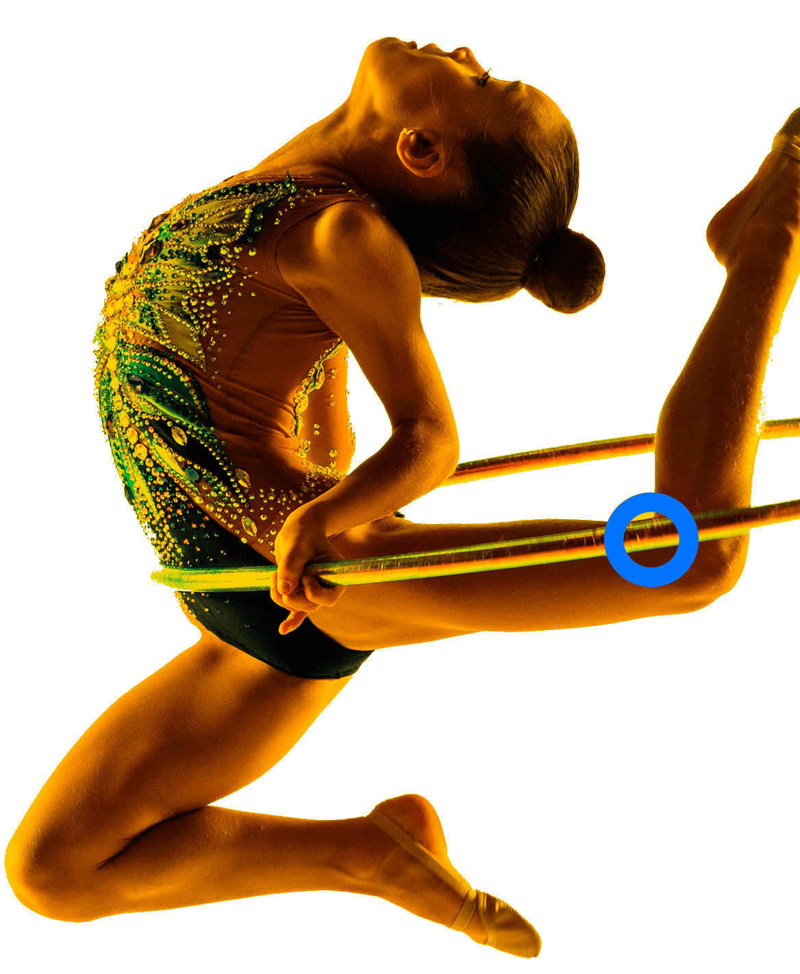 En la foto, una gimnasta ejecuta una rutina con un aro. Contorsiona sus piernas y mira hacia arriba. 