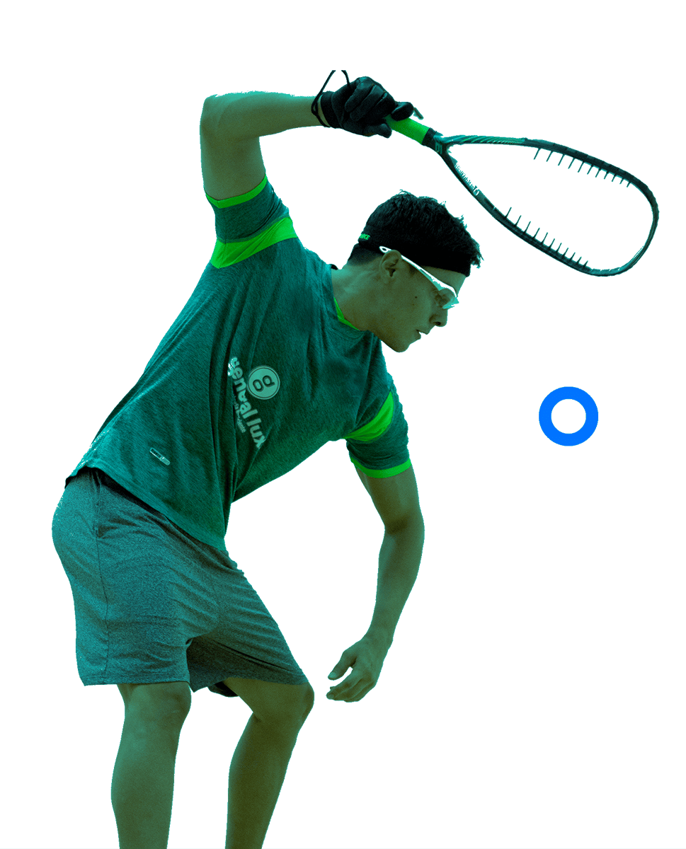 En la foto, un jugador de raquetbol sosteniendo su raqueta.