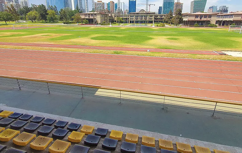 En la imagen vemos parte de la pista atlética que bordea la Escuela Militar, específicamente desde la línea de partida que tiene sus carriles numerados del 1 al 8.