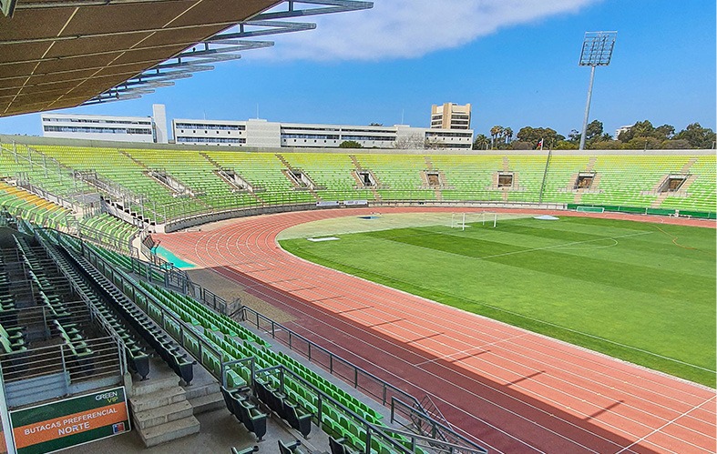 En la imagen, desde una de las graderías techadas, se logra
                            apreciar la cancha de fútbol profesional del Estadio Elías
                            Figueroa, rodeada de una pista atlética. 