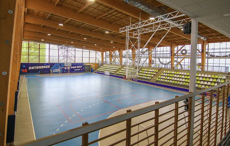 A frontal shot of the stands of the Elige Vivir Sano 
                            Center is appreciated, were boccia will be played.
