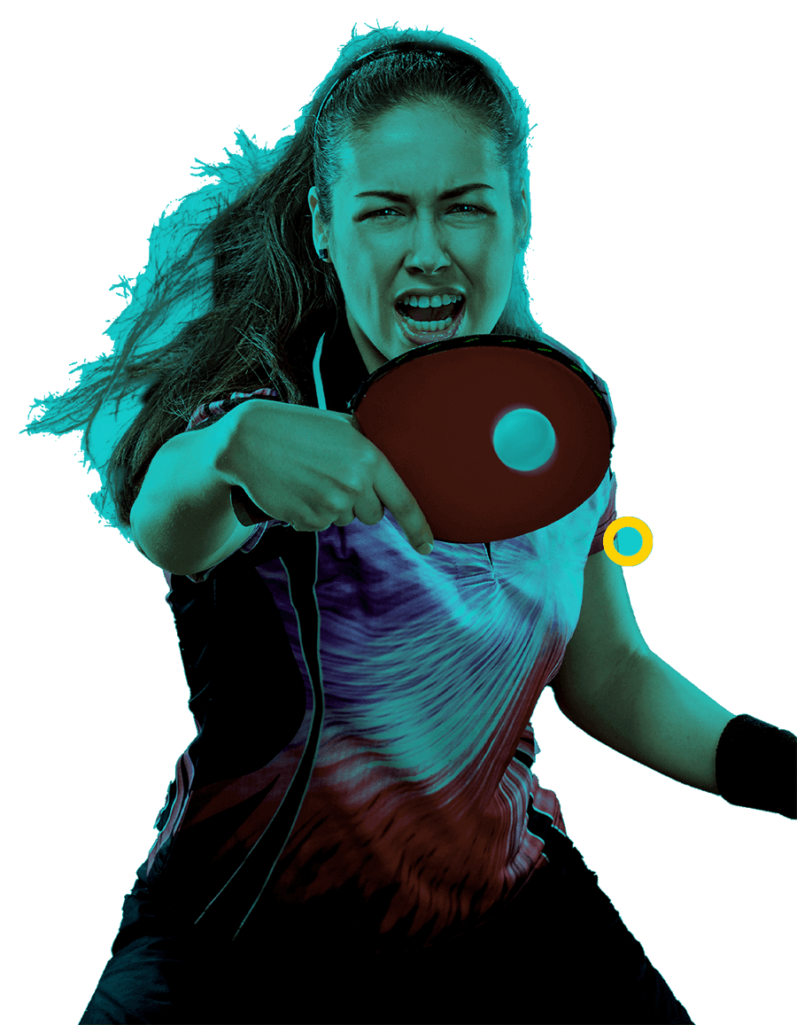 En la foto, una atleta de tenis de mesa golpeando la pelota.