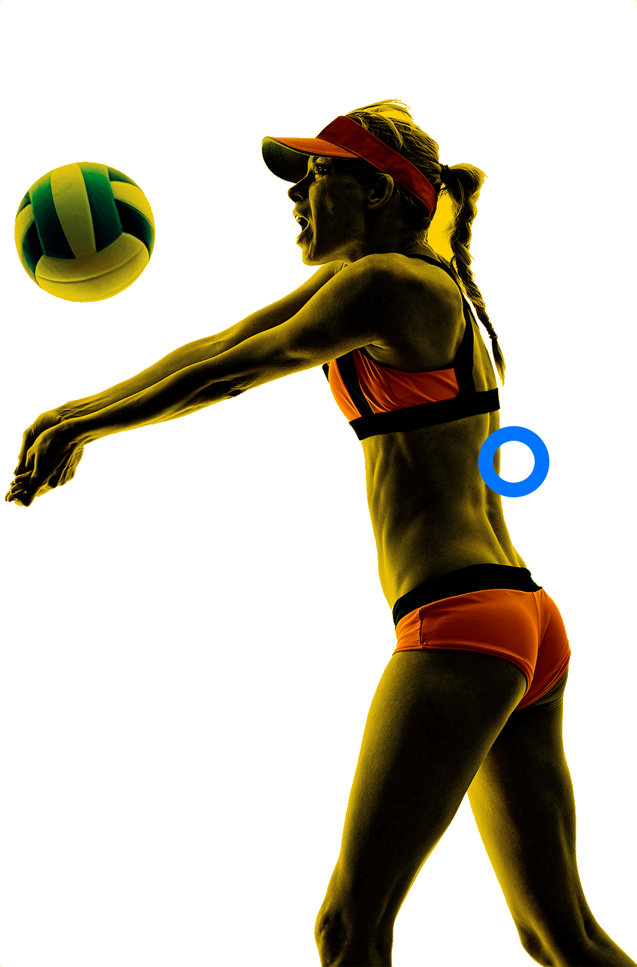 En la foto, una jugadorea voleibol playa con ambos brazos extendidos a punto de recibir el balón.